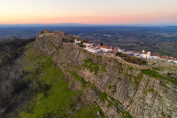 Marvao insansız hava aracı tarihi köyün ve gün batımında Portekiz 'deki Serra de Sao Mamede dağının görüntüsü.