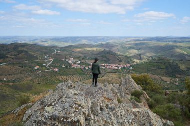 Castelo Melhor 'a bakan kadın toplumsal mesafesi. Miradouro de Sao Gabriel bakış açısı.