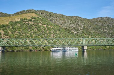 Portekiz 'in Ferradosa bölgesindeki Douro bölgesinde demiryolu köprüsünden geçen tekneler