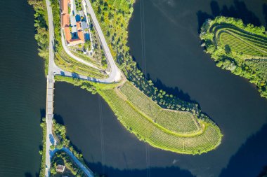 Douro şarap vadisi bölgesi insansız hava aracı hava aracı Quinta do Tedo 'da gün batımında, Portekiz' de nehir kıvrımını gösteriyor.