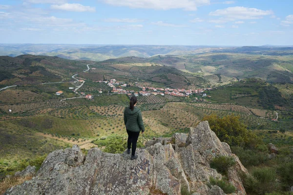 Mujer Distanciamiento Social Mirando Castelo Melhor Vista Aérea Desde Miradouro — Foto de Stock