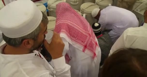 Musulmans priant à l'intérieur du haram Masjid (mosquée) Nabawi à Al Madinah, Arabie Saoudite — Video