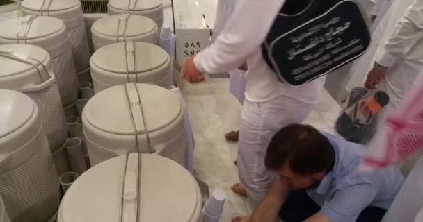 Muslims praying inside haram Masjid (mosque) Nabawi in Al Madinah, Saudi Arabia — 图库视频影像