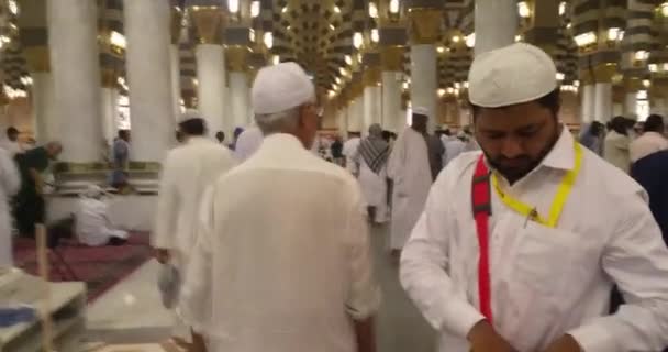 Musulmanes rezando dentro del haram Masjid (mezquita) Nabawi en Al Madinah, Arabia Saudita — Vídeos de Stock