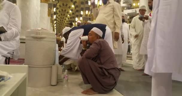 Muslims praying inside haram Masjid (mosque) Nabawi in Al Madinah, Saudi Arabia — Stock Video