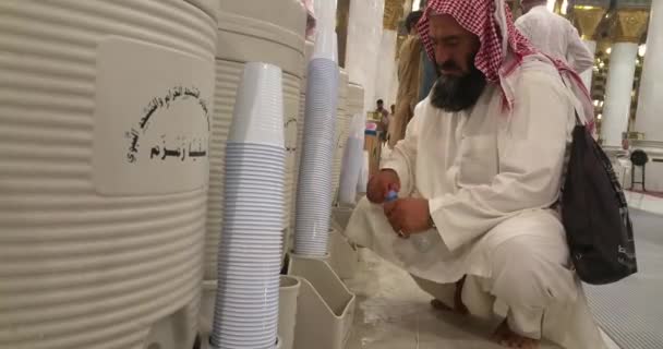 Muslims praying inside haram Masjid (mosque) Nabawi in Al Madinah, Saudi Arabia — Αρχείο Βίντεο