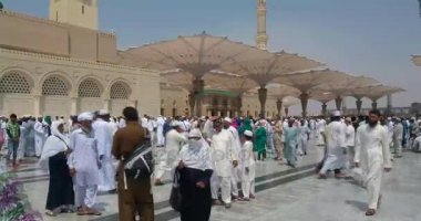 El Madinah, Suudi Arabistan 'daki haram Mescidi' nin (cami) dışında yürüyen Müslümanlar