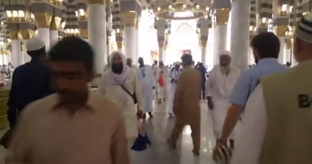 Musulmanes caminando afuera haram Masjid (mezquita) Nabawi en Al Madinah, Arabia Saudita — Vídeos de Stock