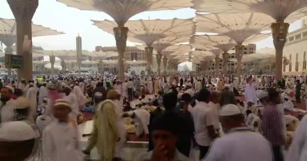 Muçulmanos caminhando fora haram Masjid (mesquita) Nabawi em Al Madinah, Arábia Saudita — Vídeo de Stock