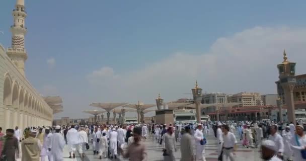 Muslime gehen vor der haram Masjid (Moschee) Nabawi in Al Madinah, Saudi-Arabien — Stockvideo