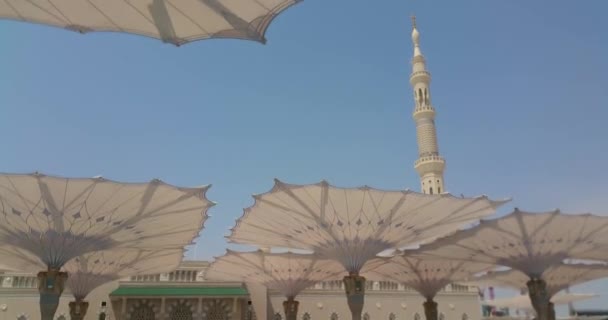 Muzułmanie spacerujący poza Haram Masjid (meczet) Nabawi w Al Madinah, Arabia Saudyjska — Wideo stockowe