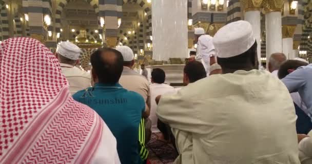Muslims praying inside haram Masjid (mosque) Nabawi in Al Madinah, Saudi Arabia — Stok video