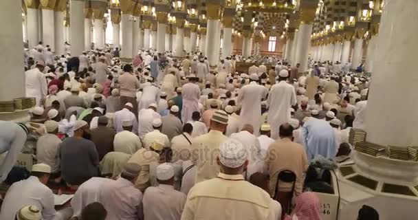 Musulmanes rezando dentro del haram Masjid (mezquita) Nabawi en Al Madinah, Arabia Saudita — Vídeos de Stock