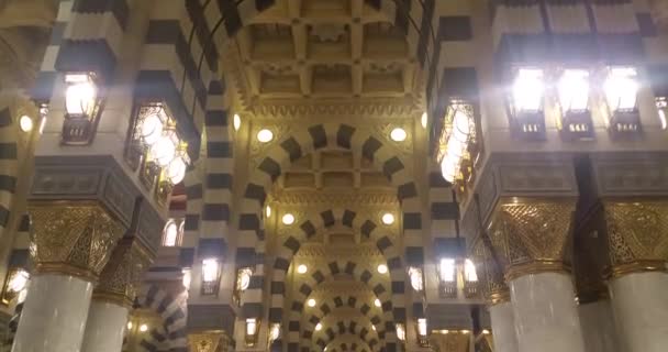 Muslim berdoa di dalam Masjid Nabawi di Al Madinah, Arab Saudi — Stok Video