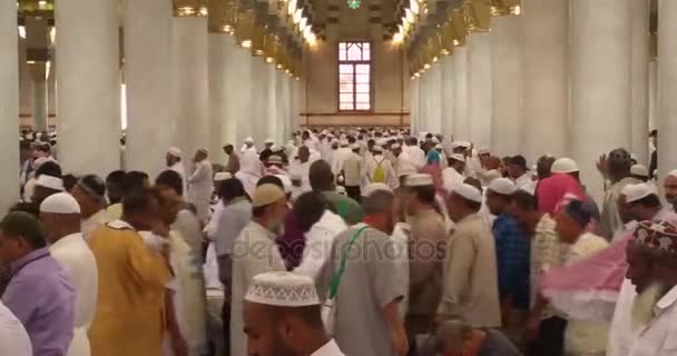 Muslims praying inside haram Masjid (mosque) Nabawi in Al Madinah, Saudi Arabia — Stockvideo