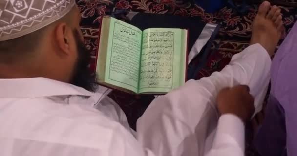 Oração muçulmana e leitura do Alcorão dentro haram Masjid (mesquita) Nabawi em Al Madinah — Vídeo de Stock