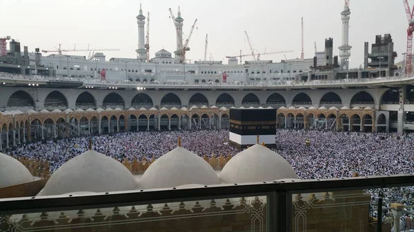 MECCA, ARABIA SAUDITA, septiembre 2016 - peregrinos musulmanes de todos o — Foto de Stock