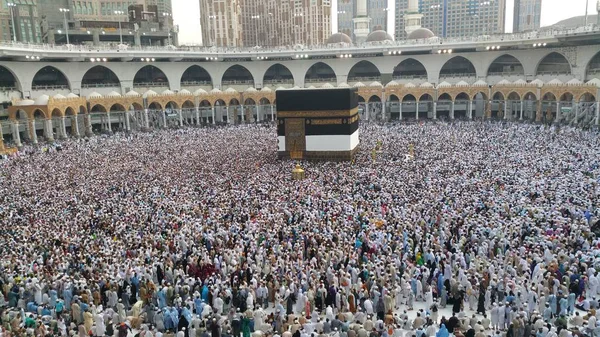 MECCA, ARABIA SAUDITA, septiembre 2016 - peregrinos musulmanes de todos o — Foto de Stock