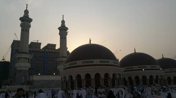 Muslimische Pilger aus der ganzen Welt versammelten sich zur Umra oder Hadsch in der Haram-Moschee in Mekka, Saudi-Arabien — Stockfoto