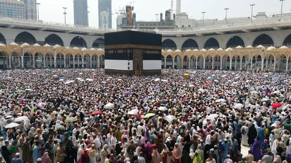 Des pèlerins musulmans venus du monde entier se sont rassemblés pour célébrer Umrah ou Hadj à la mosquée Haram à La Mecque, en Arabie Saoudite — Photo