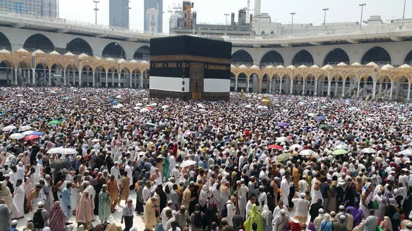 Μουσουλμάνους προσκυνητές από όλο τον κόσμο συγκεντρώθηκαν για να εκτελέσει Umrah ή Hajj στο τέμενος Χαράμ, στη Μέκκα, Σαουδική Αραβία — Φωτογραφία Αρχείου