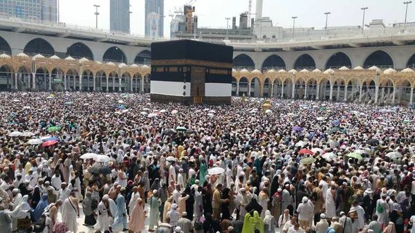 Moslim pelgrims van over de hele wereld verzameld voor Umrah en Hajj in de moskee Haram in Mekka, Saudi-Arabië — Stockfoto