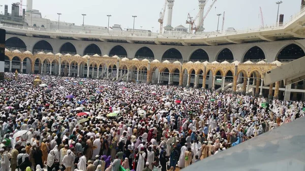 Peregrinos muçulmanos de todo o mundo se reuniram para realizar Umrah ou Hajj na Mesquita Haram em Meca, Arábia Saudita — Fotografia de Stock