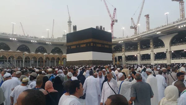 Muslim pilgrims from all over the world gathered to perform Umrah or Hajj at the Haram Mosque in Mecca, Saudi Arabia — Stock Photo, Image