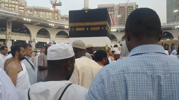 Muzulmán zarándokok a világ minden tájáról összegyűltek, hogy végre Umrah vagy a Haram mecsetben Hajj, Mecca, Szaúd-Arábia — Stock Fotó