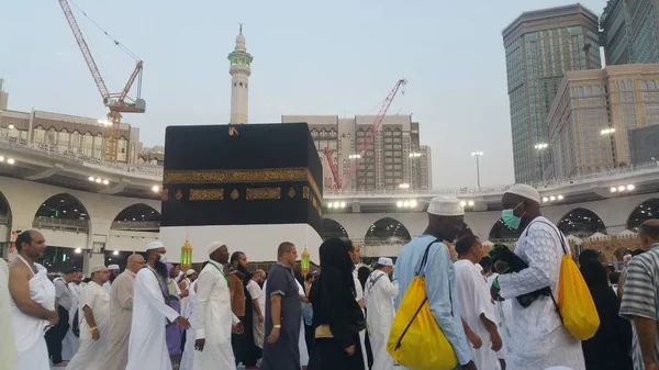 Muslimska pilgrimer från hela världen samlades för att utföra Umrah eller Hajj i Haram-moskén i Mecka, Saudiarabien — Stockfoto