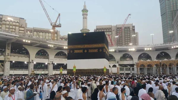 世界中からイスラム教徒の巡礼者は、メッカ, サウジアラビアの Umrah またはハラム ・ モスクでメッカ巡礼を実行する収集 — ストック写真