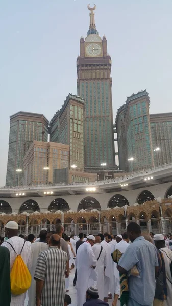 Peregrinos muçulmanos de todo o mundo se reuniram para realizar Umrah ou Hajj na Mesquita Haram em Meca, Arábia Saudita — Fotografia de Stock