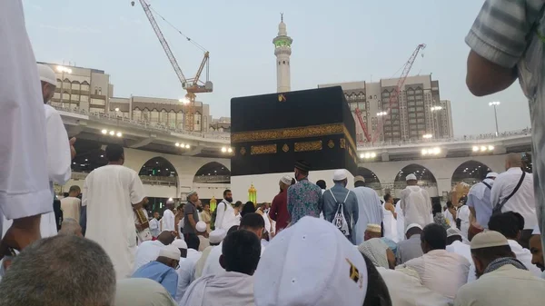 Pellegrini musulmani provenienti da tutto il mondo si sono riuniti per eseguire Umrah o Hajj presso la moschea Haram a La Mecca, Arabia Saudita — Foto Stock