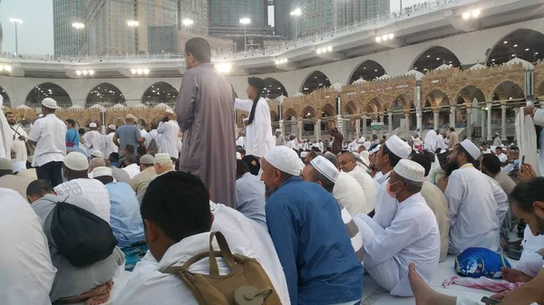 Peziarah Muslim dari seluruh dunia berkumpul untuk melakukan umrah atau haji di Masjid Haram di Mekkah, Arab Saudi — Stok Foto