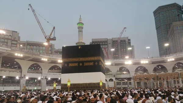 Peregrinos musulmanes de todo el mundo se reunieron para realizar Umrah o Hajj en la Mezquita Haram en La Meca, Arabia Saudita —  Fotos de Stock