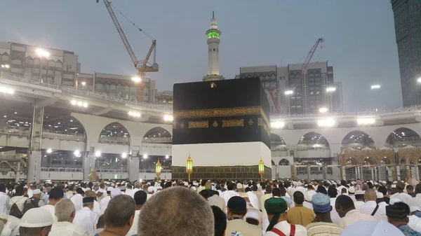 Muslimska pilgrimer från hela världen samlades för att utföra Umrah eller Hajj i Haram-moskén i Mecka, Saudiarabien — Stockfoto