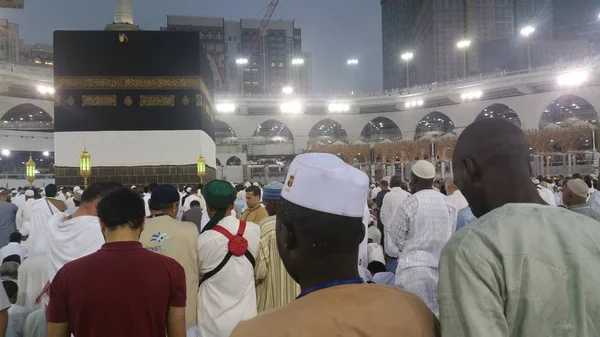 Des pèlerins musulmans venus du monde entier se sont rassemblés pour célébrer Umrah ou Hadj à la mosquée Haram à La Mecque, en Arabie Saoudite — Photo