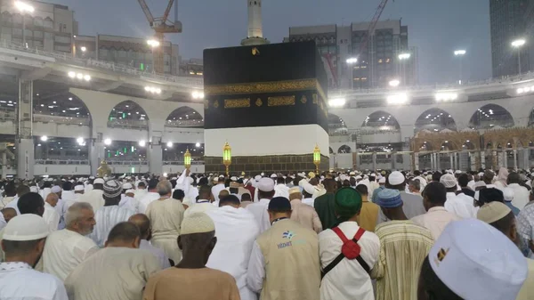 Peregrinos muçulmanos de todo o mundo se reuniram para realizar Umrah ou Hajj na Mesquita Haram em Meca, Arábia Saudita — Fotografia de Stock