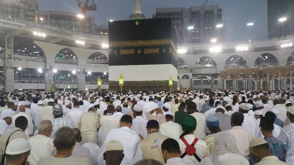 Peregrinos muçulmanos de todo o mundo se reuniram para realizar Umrah ou Hajj na Mesquita Haram em Meca, Arábia Saudita — Fotografia de Stock