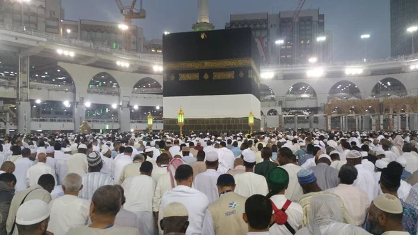 Muslimských poutníků z celého světa se sešly Umrah anebo Hajj na Haram mešita v Mekce, Saúdská Arábie — Stock fotografie