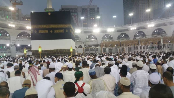 Peregrinos muçulmanos de todo o mundo se reuniram para realizar Umrah ou Hajj na Mesquita Haram em Meca, Arábia Saudita — Fotografia de Stock