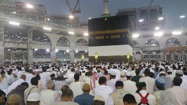 Muzułmańskich pielgrzymów z całego świata zebrane do wykonywania Umrah lub Hajj o meczet Haram w Mekka, Saudi Arabia — Zdjęcie stockowe