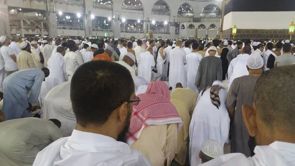 Muslimische Pilger aus der ganzen Welt versammelten sich zur Umra oder Hadsch in der Haram-Moschee in Mekka, Saudi-Arabien — Stockfoto