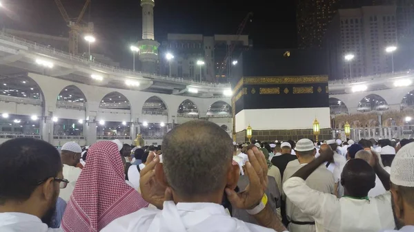 Muslimských poutníků z celého světa se sešly Umrah anebo Hajj na Haram mešita v Mekce, Saúdská Arábie — Stock fotografie