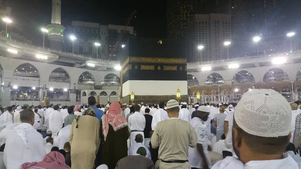 Peregrinos muçulmanos de todo o mundo se reuniram para realizar Umrah ou Hajj na Mesquita Haram em Meca, Arábia Saudita — Fotografia de Stock