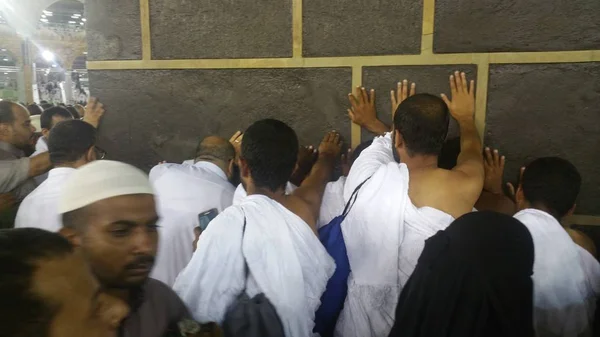 Peziarah Muslim dari seluruh dunia berkumpul untuk melakukan umrah atau haji di Masjid Haram di Mekkah, Arab Saudi — Stok Foto