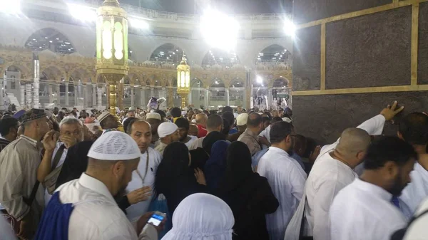 Peregrinos muçulmanos de todo o mundo se reuniram para realizar Umrah ou Hajj na Mesquita Haram em Meca, Arábia Saudita — Fotografia de Stock