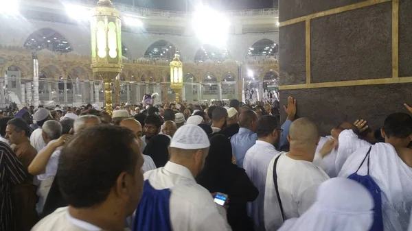 Peregrinos muçulmanos de todo o mundo se reuniram para realizar Umrah ou Hajj na Mesquita Haram em Meca, Arábia Saudita — Fotografia de Stock