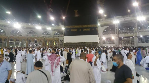 Peregrinos muçulmanos de todo o mundo se reuniram para realizar Umrah ou Hajj na Mesquita Haram em Meca, Arábia Saudita — Fotografia de Stock