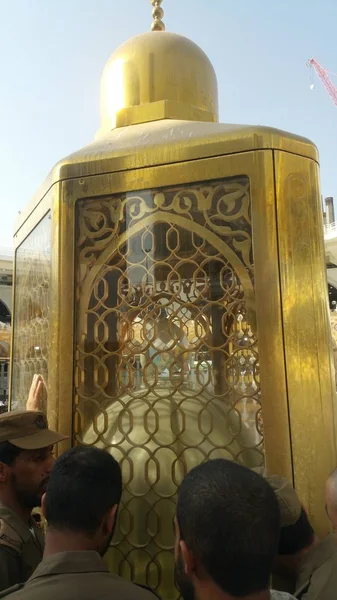 Peregrinos muçulmanos de todo o mundo se reuniram para realizar Umrah ou Hajj na Mesquita Haram em Meca, Arábia Saudita — Fotografia de Stock